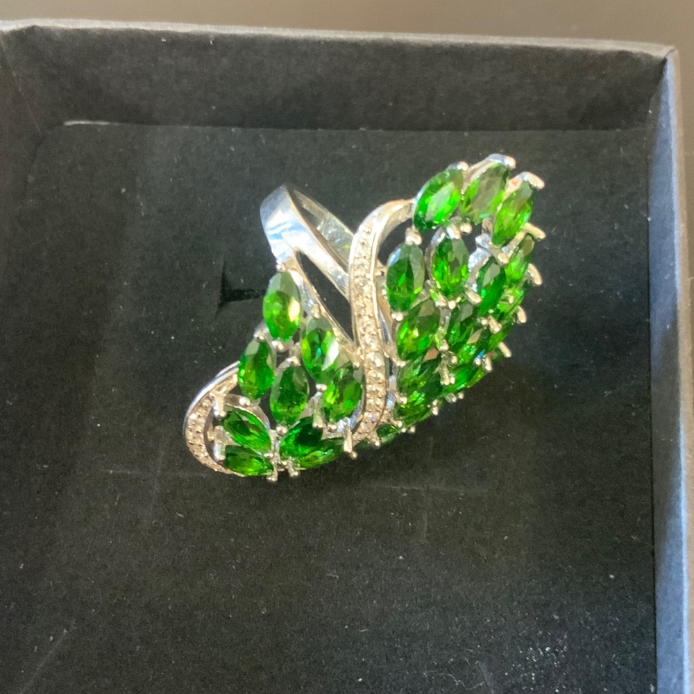 Elegant Silver and Green Gemstone Ring
